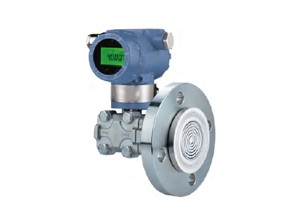 Differential pressure transmitter with manifold