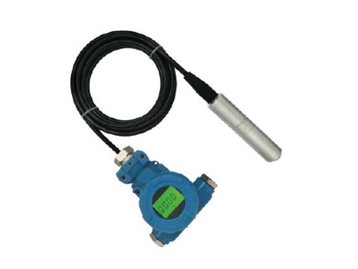 Submersible level transmitter with junction box