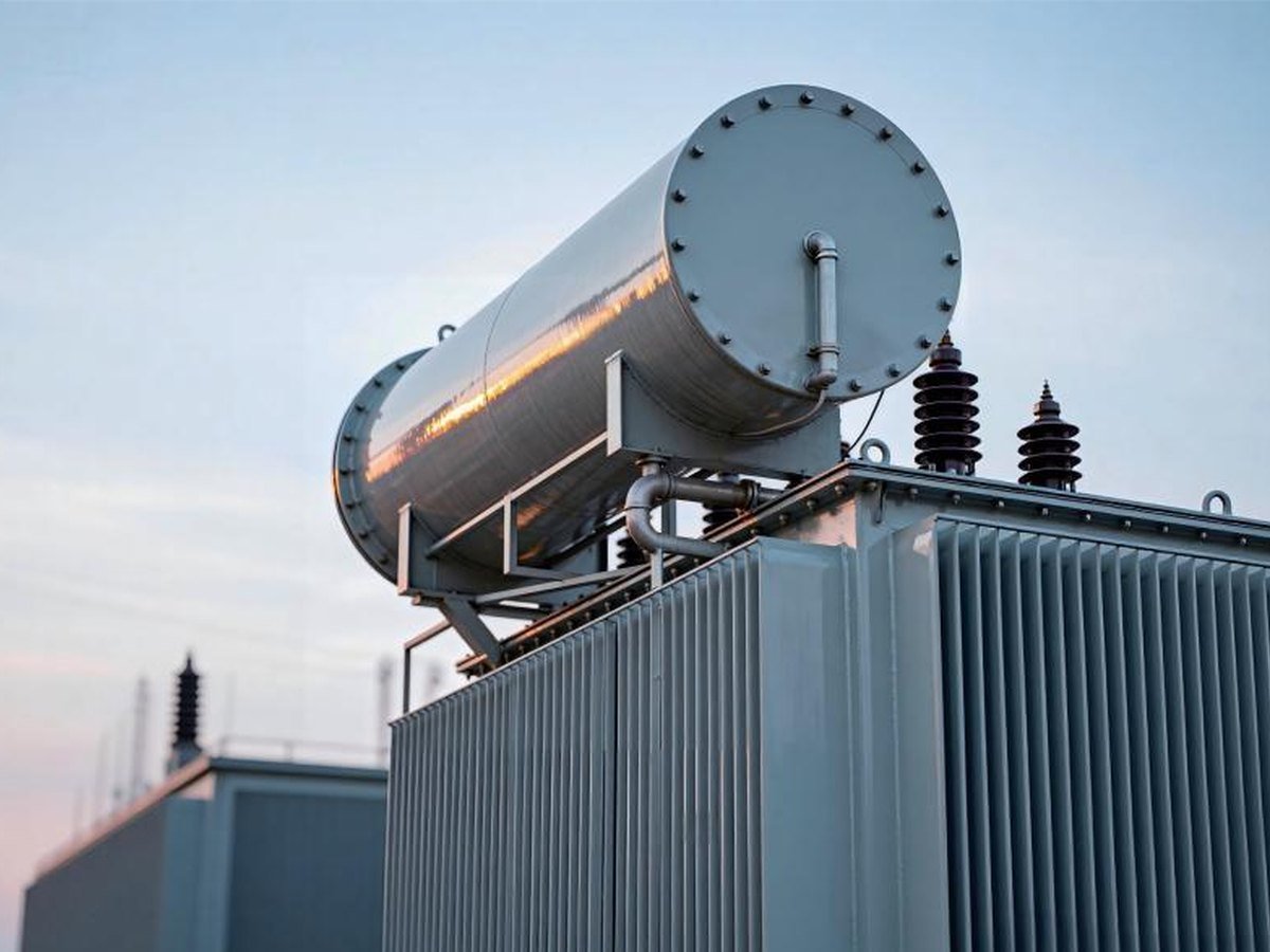Oil level monitoring on a transformer conservator
