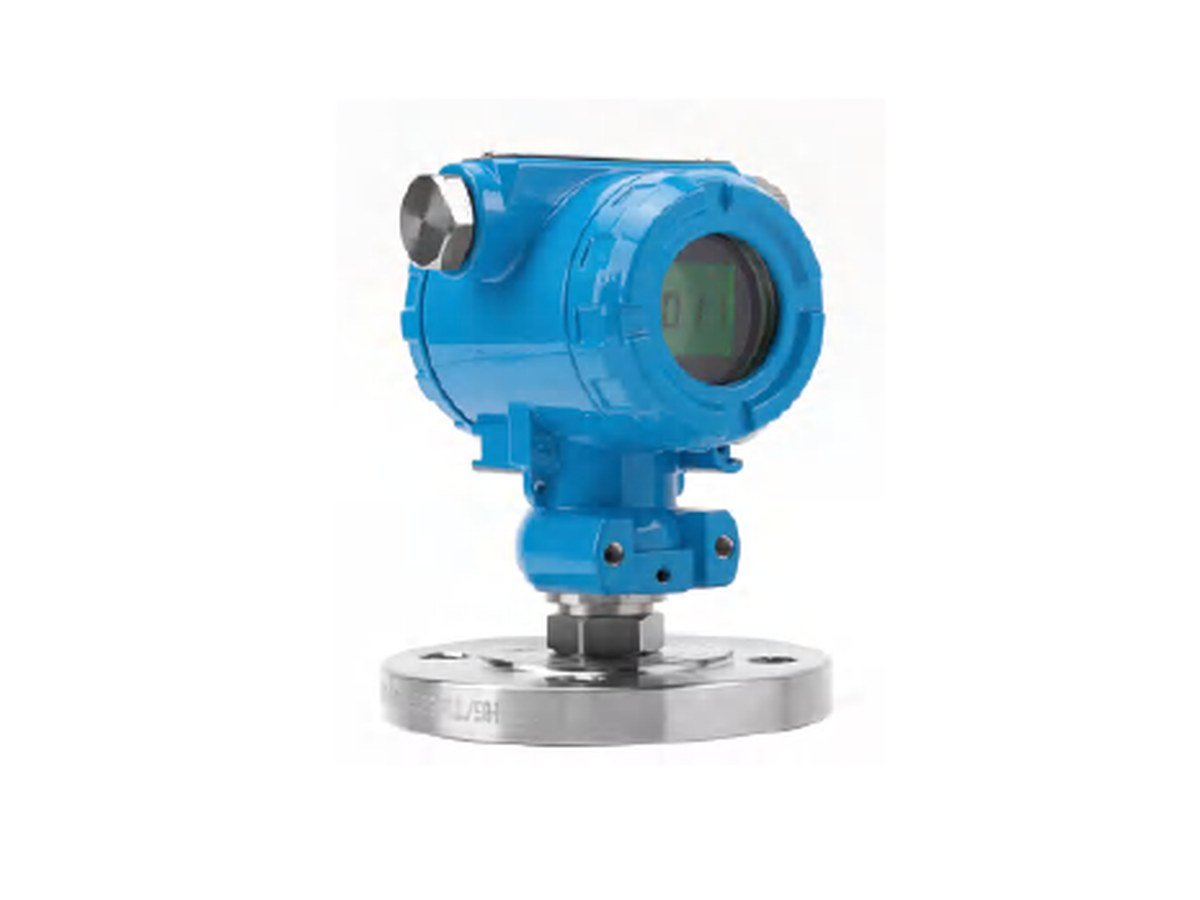 Flange mount pressure transmitter