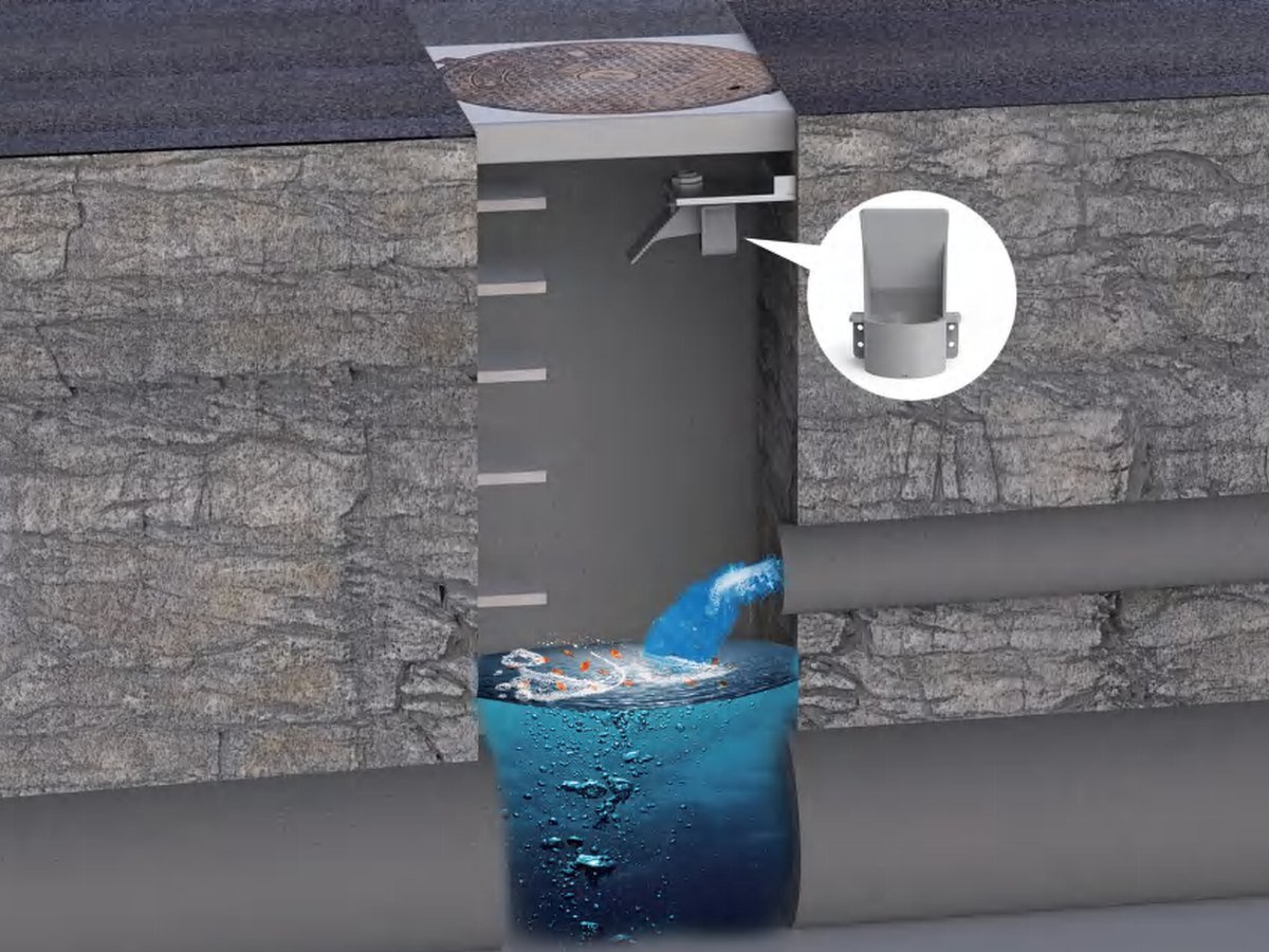 Sensor measuring water level in a manhole