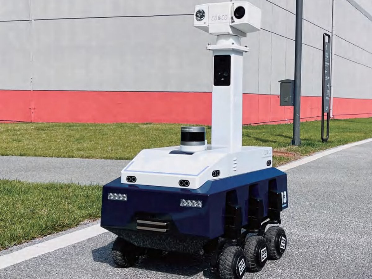 Outdoor patrol robot with ultrasonic obstacle avoidance