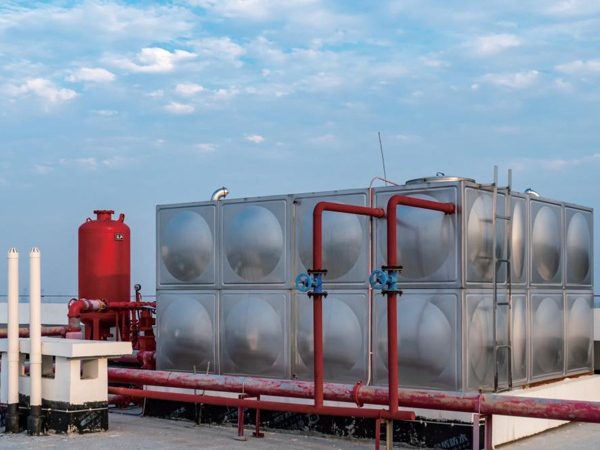 Water tank level monitoring on a roof
